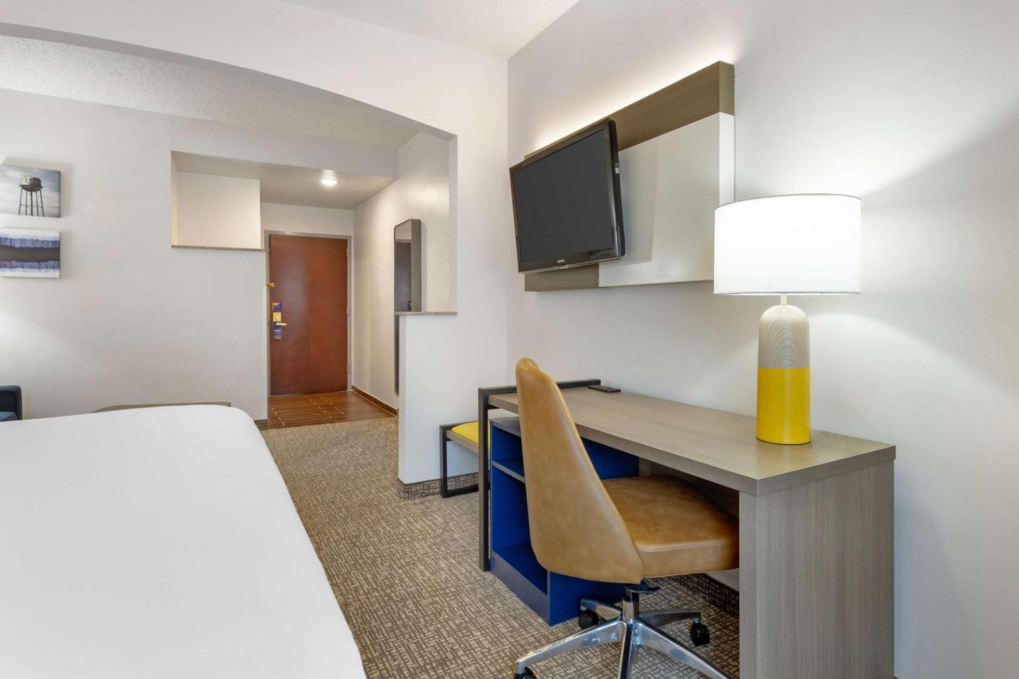 Comfort Suites East Brunswick Exterior foto